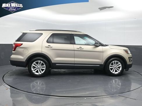 Used 2017 Ford Explorer XLT FWD image 8