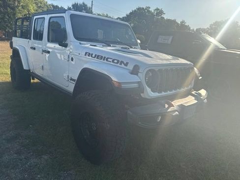 Used 2025 Jeep Gladiator Rubicon w/ Convenience Group AWD/4WD image 2