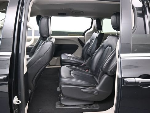 Used 2023 Chrysler Pacifica Touring-L FWD image 28