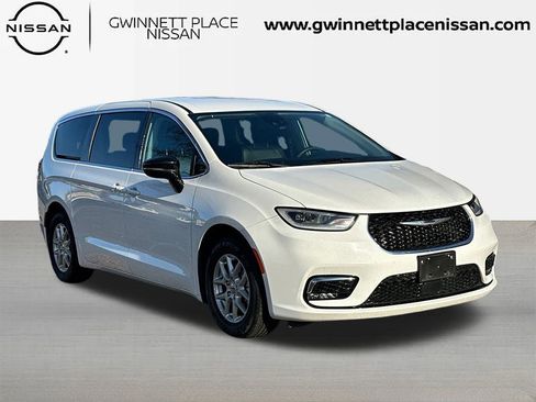 Used 2024 Chrysler Pacifica Touring-L image 3