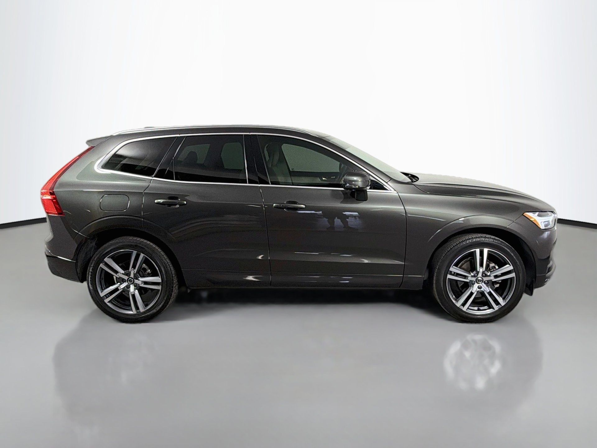 Used 2021 Volvo XC60 T5 Momentum w/ Premium Package FWD image 5