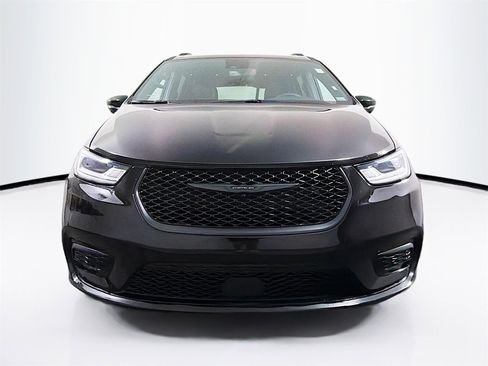 Used 2025 Chrysler Pacifica Limited image 2