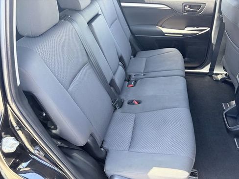 Used 2019 Toyota Highlander LE FWD image 14