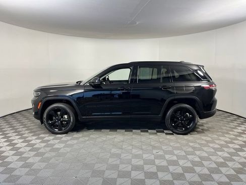 Used 2023 Jeep Grand Cherokee Limited w/ Black Appearance Package AWD/4WD image 3