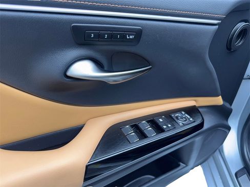 Used 2023 Lexus ES 300h w/ Premium Package image 32