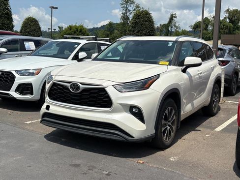 Used 2021 Toyota Highlander XLE AWD/4WD image 1