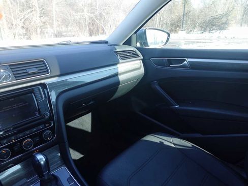 Used 2017 Volkswagen Passat 1.8T SE w/ SE Lighting Package image 24