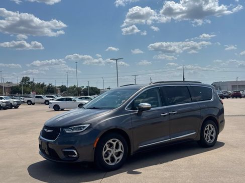 Used 2023 Chrysler Pacifica Limited FWD image 10