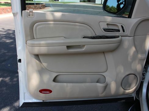 Used 2007 Cadillac Escalade AWD w/ Information Package image 11