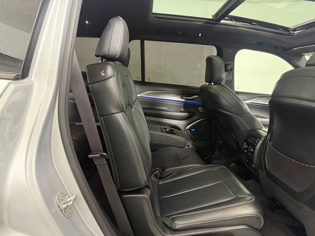 Used 2022 Jeep Grand Cherokee L Overland RWD image 19