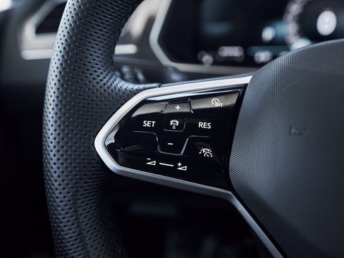 Used 2024 Volkswagen Tiguan SE R-Line image 38