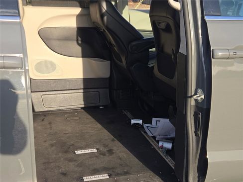 Used 2023 Chrysler Pacifica Touring-L image 8