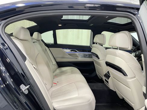 Used 2021 BMW 750i xDrive w/ Executive Package AWD/4WD image 31