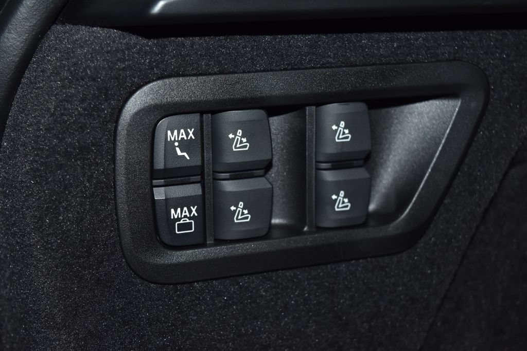 Used 2025 BMW X7 M60i AWD/4WD image 36