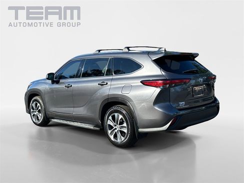 Used 2021 Toyota Highlander XLE image 5