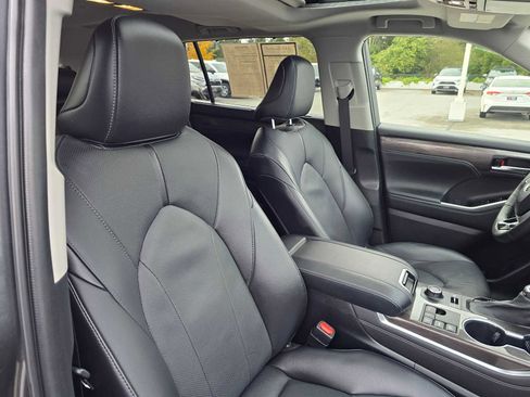 Used 2023 Toyota Highlander Limited image 12