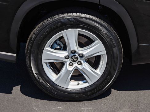 Used 2023 Toyota Highlander LE FWD image 9