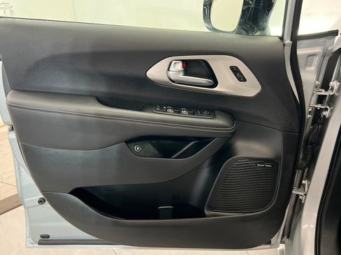 Used 2024 Chrysler Pacifica Premium FWD image 16
