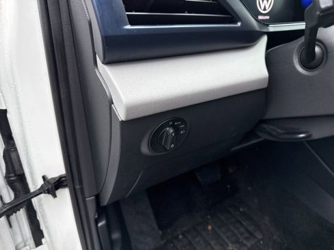 Used 2023 Volkswagen Taos SE w/ Panoramic Sunroof Package image 17