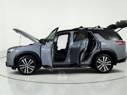 Used 2024 Nissan Pathfinder Platinum w/ Black Appearance Package AWD/4WD image 11