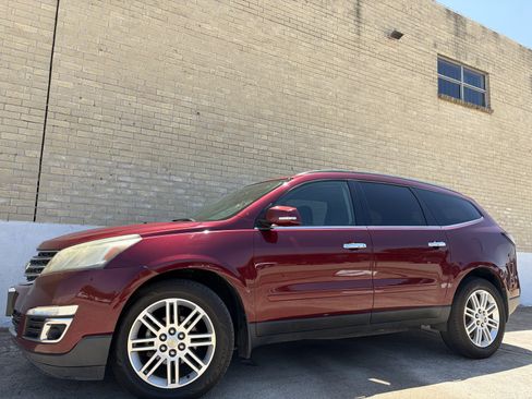 Used 2015 Chevrolet Traverse LT w/ Style and Technology Package FWD image 2