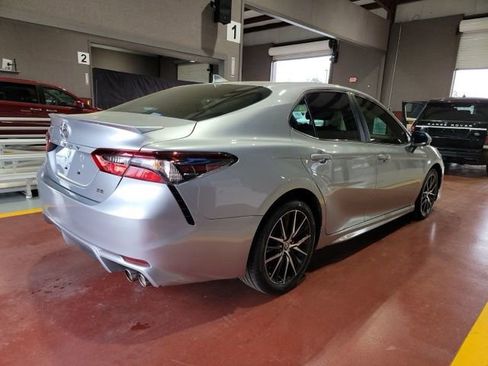 Used 2024 Toyota Camry SE image 3