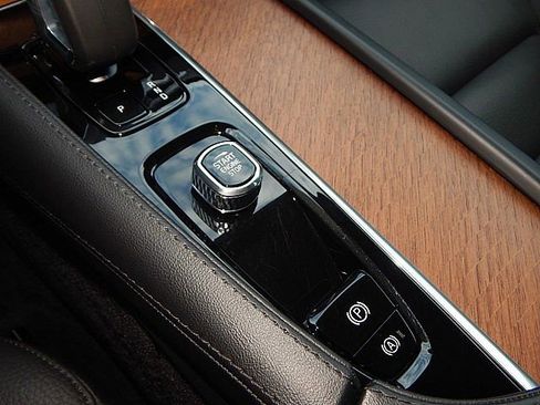 Certified 2024 Volvo XC90 B6 Plus w/ Protection Package Premier image 25