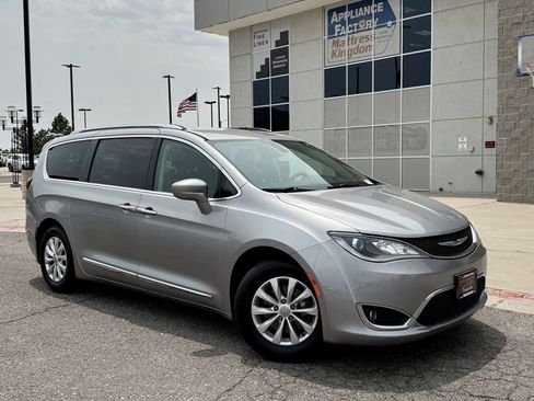 Used 2018 Chrysler Pacifica Touring-L FWD image 2