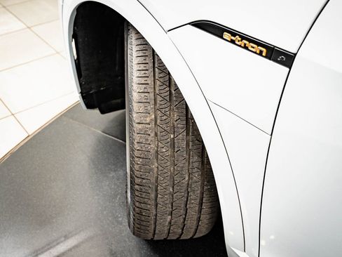 Used 2021 Audi e-tron Premium w/ Convenience Plus Package image 38