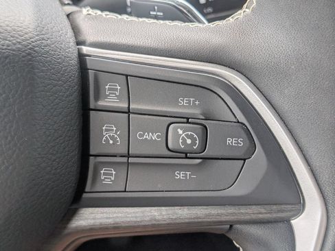 Used 2025 Jeep Grand Cherokee Limited RWD image 26