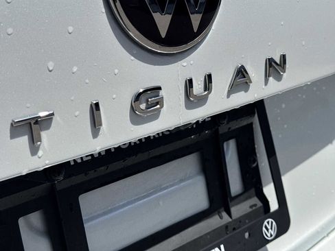 Certified 2023 Volkswagen Tiguan SE R-Line FWD image 11