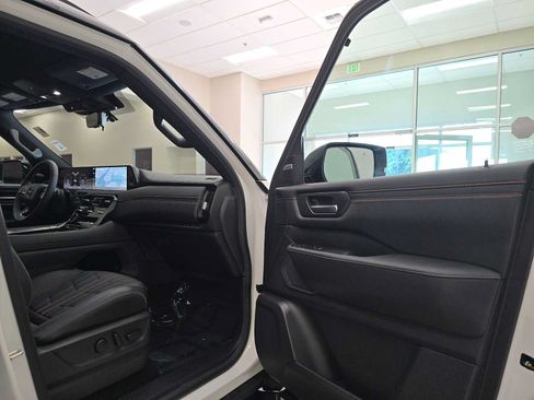Used 2025 Nissan Armada PRO-4X AWD/4WD image 29
