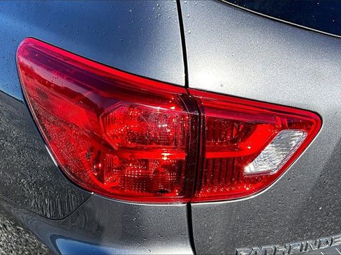 Used 2020 Nissan Pathfinder S image 27