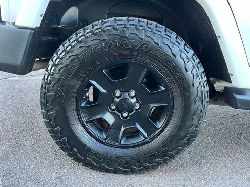 Used 2017 Jeep Wrangler Unlimited Sahara w/ Connectivity Group image 11