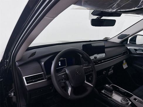 New 2026 Mitsubishi Outlander SE image 9