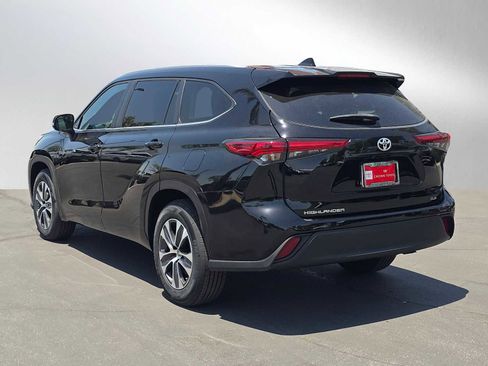 Used 2023 Toyota Highlander XLE FWD image 5