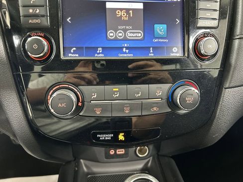 Used 2018 Nissan Rogue S AWD/4WD image 16