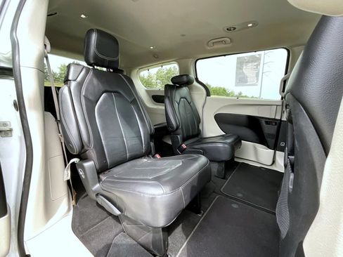Used 2022 Chrysler Pacifica Touring-L FWD image 19