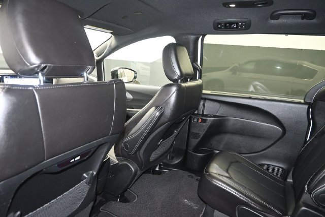 Used 2025 Chrysler Pacifica Select FWD image 11