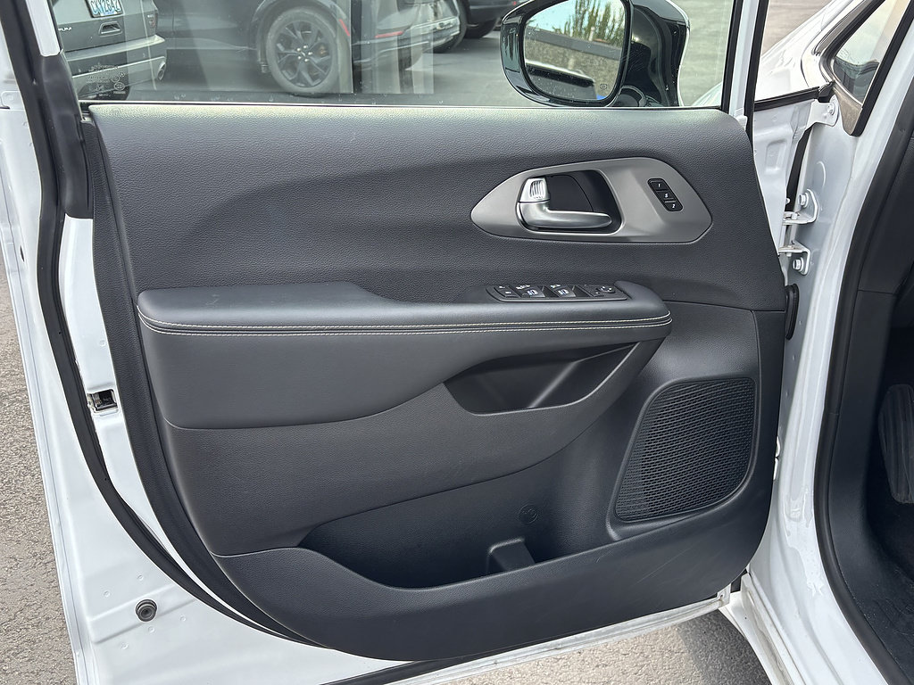 Used 2025 Chrysler Pacifica Select FWD image 13