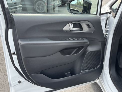 Used 2025 Chrysler Pacifica Select FWD image 13