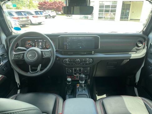 Used 2024 Jeep Wrangler Unlimited Rubicon AWD/4WD image 11