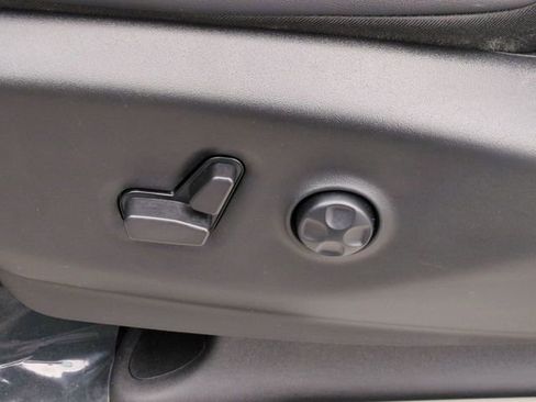 Used 2024 Chrysler Pacifica Touring-L image 12