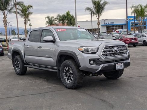 Used 2017 Toyota Tacoma TRD Off-Road image 3