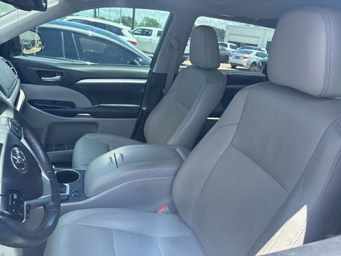 Used 2016 Toyota Highlander XLE FWD image 2