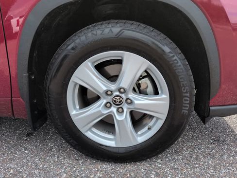 Used 2025 Toyota Highlander LE FWD image 11
