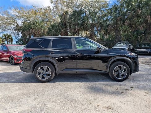 Used 2025 Nissan Rogue SV image 3