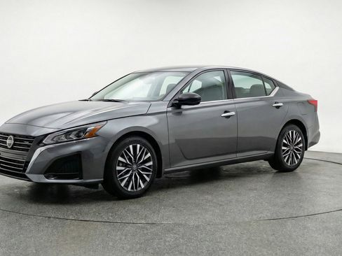 Used 2025 Nissan Altima 2.5 SV FWD image 3