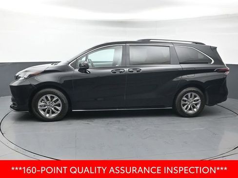 Used 2025 Toyota Sienna LE image 2