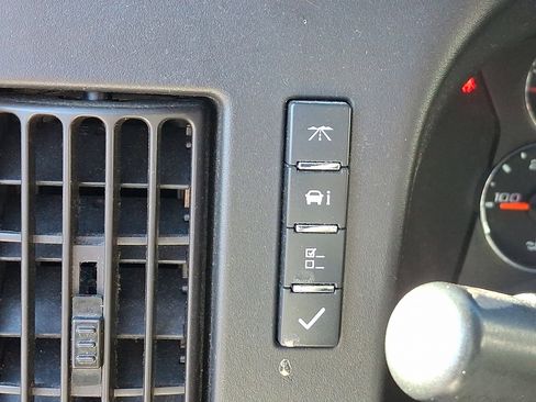 Used 2018 Chevrolet Express 2500 Extended image 25